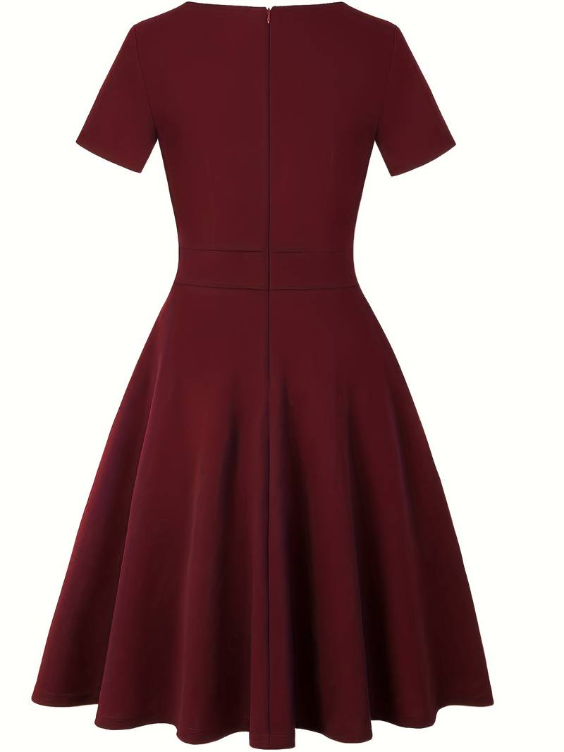 Robe Bleue à Détails en Dentelle et Silhouette Cintrée