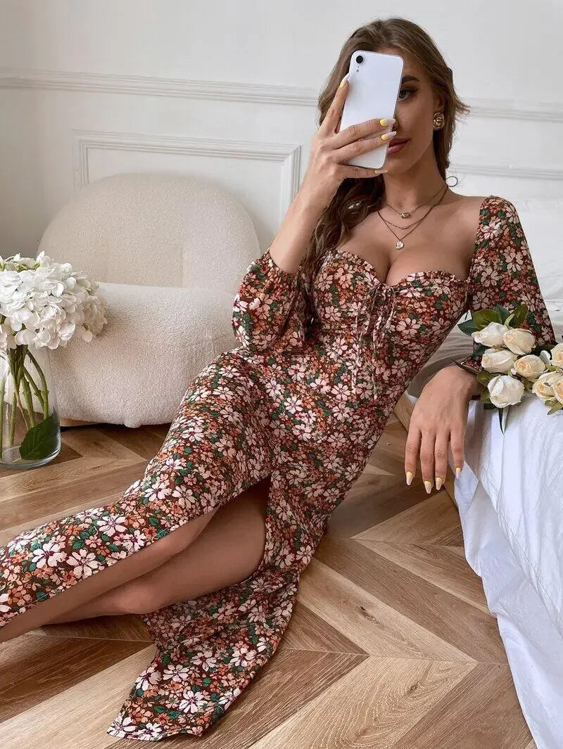Robe à Fleurs avec Détail en Forme de Cœur