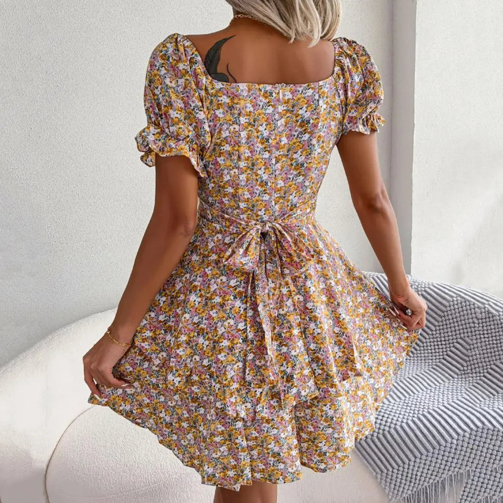 Robe à Fleurs avec Col Carré et Manches Bouffantes