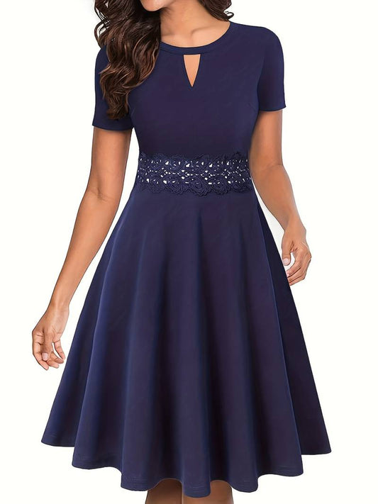 Robe Bleue à Détails en Dentelle et Silhouette Cintrée