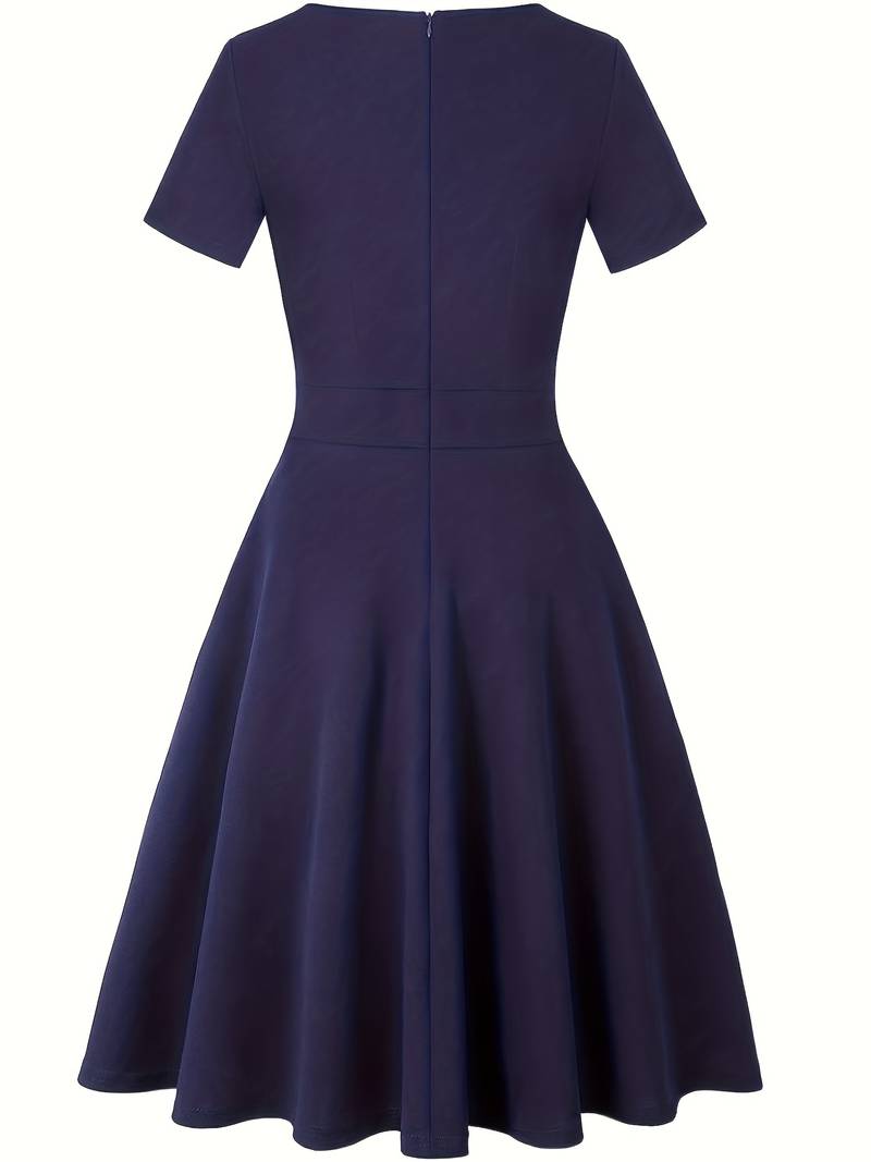 Robe Bleue à Détails en Dentelle et Silhouette Cintrée