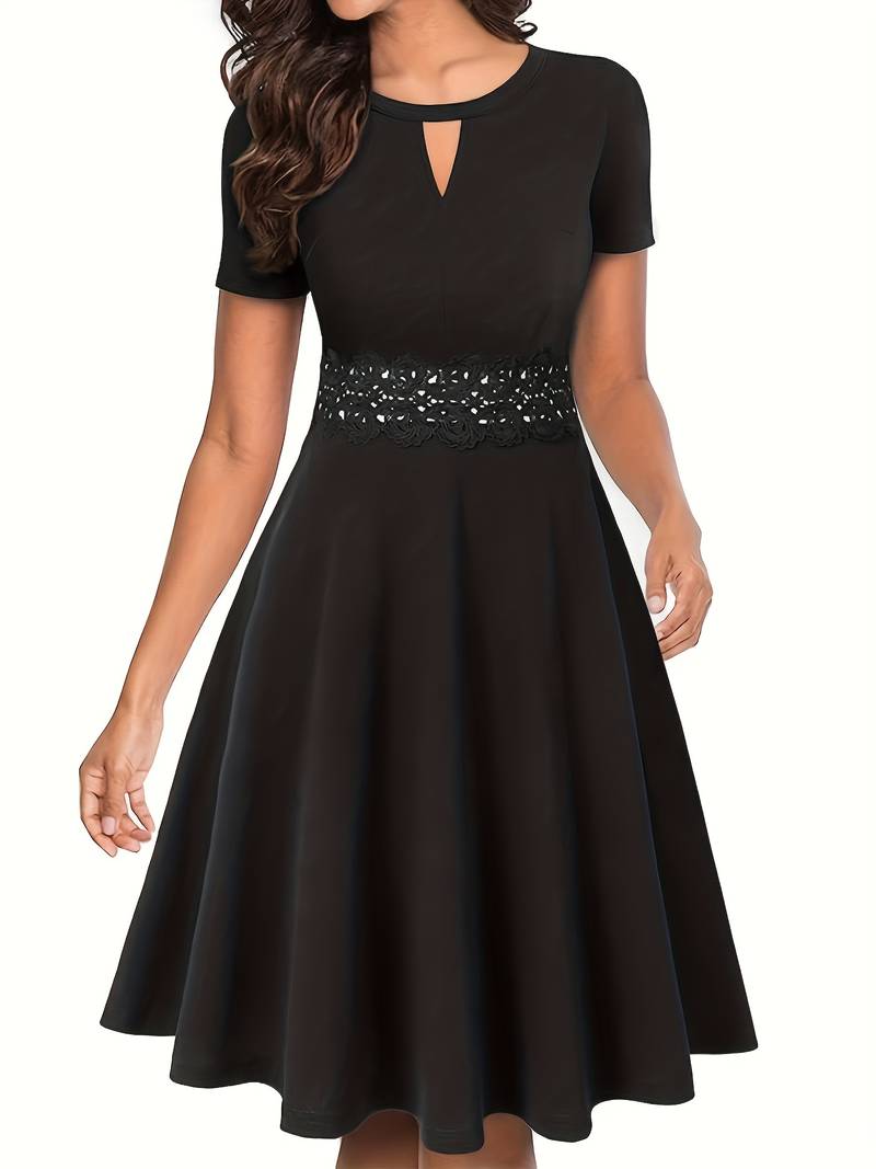 Robe Bleue à Détails en Dentelle et Silhouette Cintrée